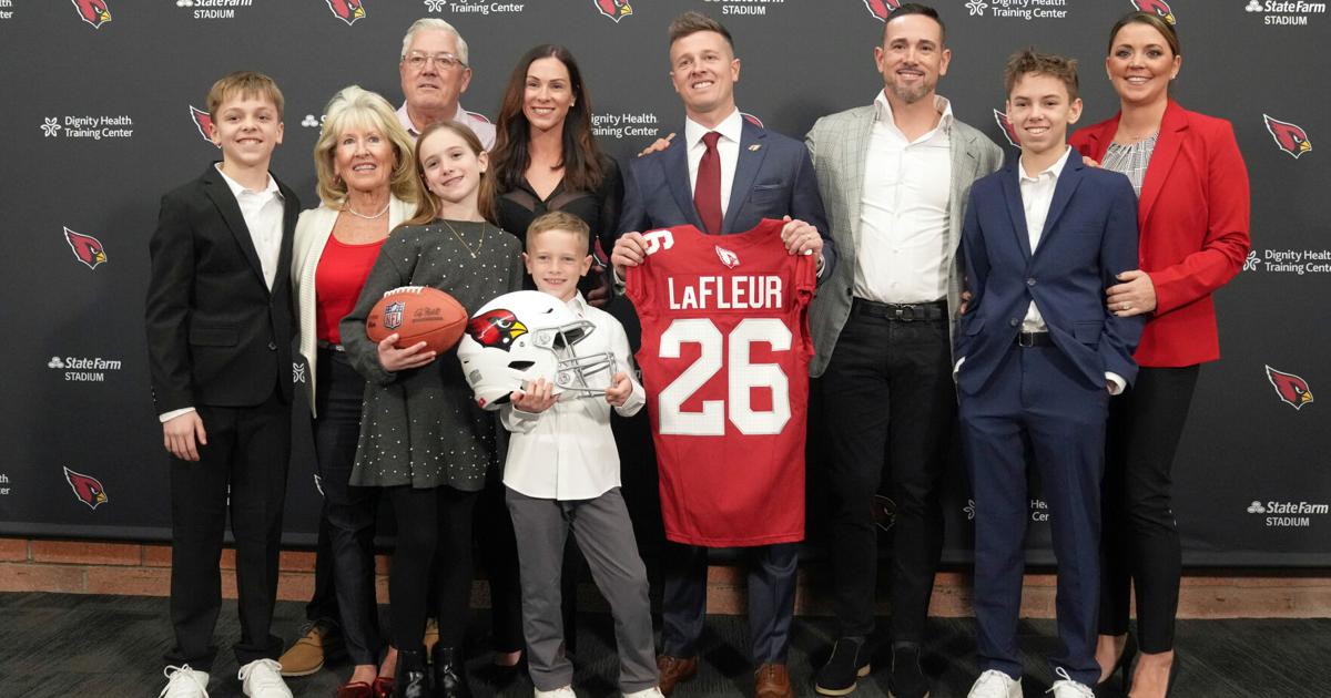 City of Brotherly Love: New Cardinals head coach Mike LaFleur gets an introductory lift from his big bro in Arizona | Top Stories