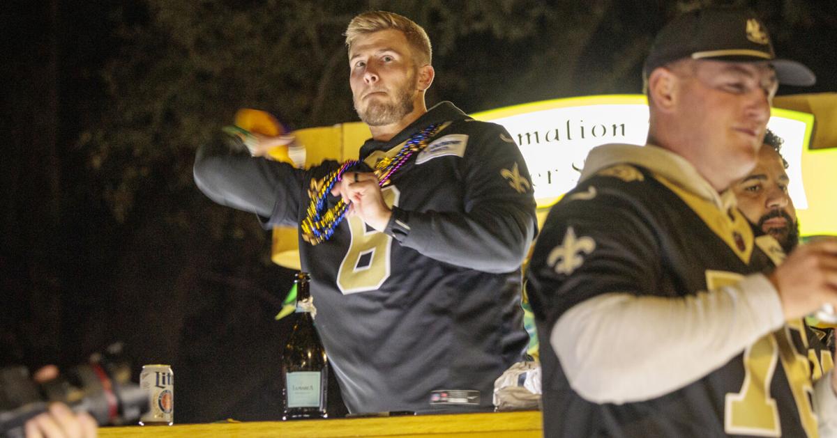 Saints’ Tyler Shough goes viral for Mardi Gras parade throws | Saints