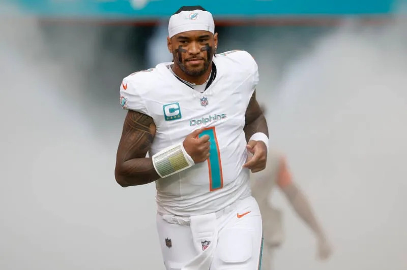 MIAMI GARDENS, FL – NOVEMBER 30: Miami Dolphins quarterback Tua Tagovailoa 1 before the game between the New Orleans Saints and the Miami Dolphins on November 30, 2025 at Hard Rock Stadium in Miami Gardens, Fl. Photo by David Rosenblum/Icon Sportswire NFL, American Football Herren, USA NOV 30 Saints at Dolphins EDITORIAL USE ONLY Icon251130520678