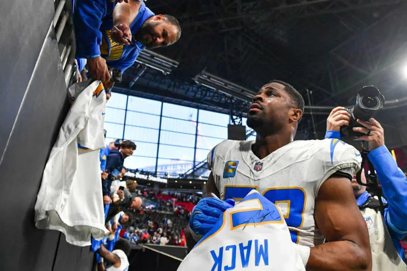 ATLANTA, GA Ð DECEMBER 01: Los Angeles linebacker Khalil Mack 52 signs autographs following the conclusion of the NFL, American Football Herren, USA game between the Los Angeles Chargers and the Atlanta Falcons on December 1st, 2024 at Mercedes-Benz Stadium in Atlanta, GA. Photo by Rich von Biberstein/Icon Sportswire NFL: DEC 01 Chargers at Falcons EDITORIAL USE ONLY Icon241201025