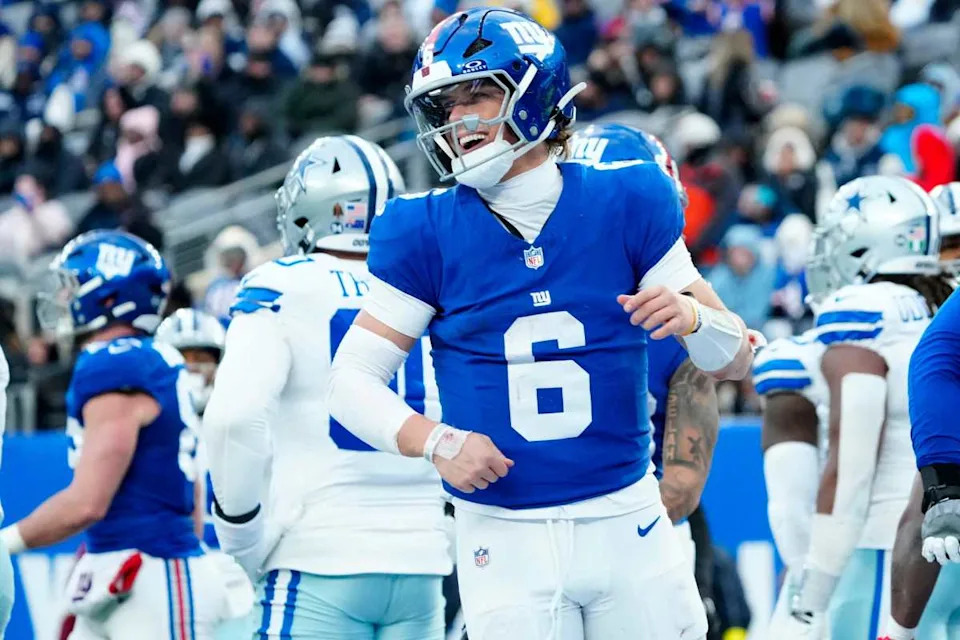 New York Giants quarterback Jaxson Dart (6) celebrates Big Blue's fourth-quarter touchdown to cement their fourth victory of the season.© Kevin R&period; Wexler-NorthJersey&period;com &sol; USA TODAY NETWORK via Imagn Images
