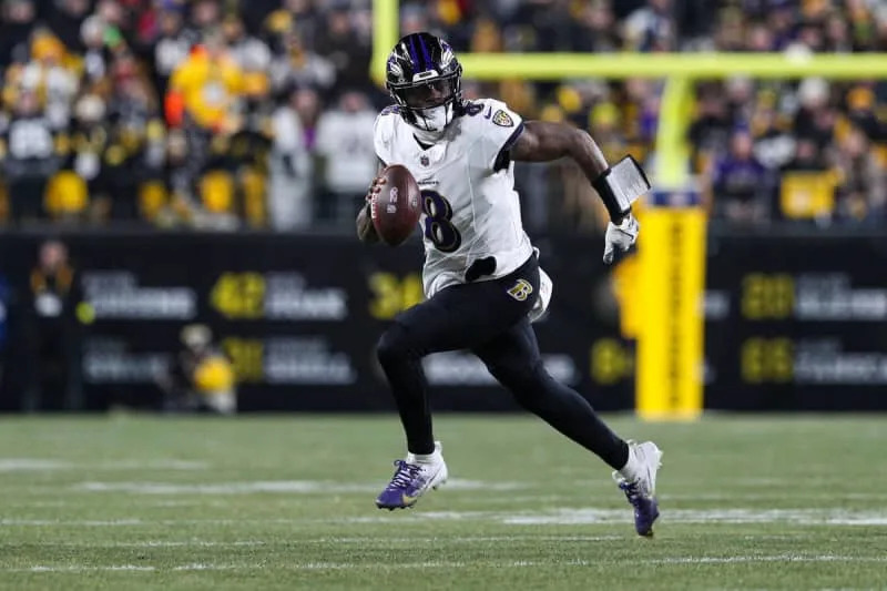 PITTSBURGH, PA – JANUARY 04: Baltimore Ravens quarterback Lamar Jackson 8 runs with the ball during the NFL, American Football Herren, USA football game between the Baltimore Ravens and Pittsburgh Steelers on January 4, 2026 at Acrisure Stadium in Pittsburgh, PA. Photo by Mark Alberti/Icon Sportswire NFL: JAN 04 Ravens at Steelers EDITORIAL USE ONLY Icon26010401413