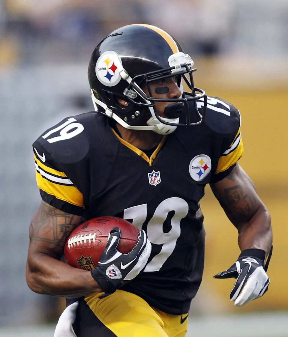 Aug 10, 2013; Pittsburgh, PA, USA; Pittsburgh Steelers wide receiver Kashif Moore (19) returns a kick-off against the New York Giants during the first quarter at Heinz Field. Mandatory Credit: Charles LeClaire-USA TODAY Sports