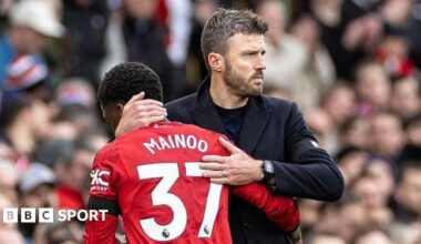 Sir Alex Ferguson and Michael Carrick pose with the Premier League trophy