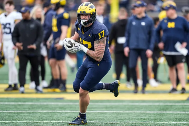 Michigan tight end Marlin Klein (17) warm up before the spring game at Michigan Stadium in Ann Arbor on Saturday, April 19, 2025.