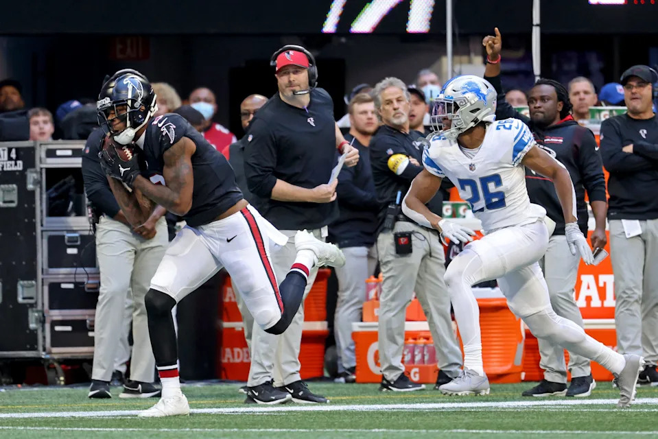 Dec 26, 2021; Atlanta, Georgia, USA; Atlanta Falcons tight end Kyle Pitts (8) makes a catch in front of head coach Arthur Smith during the second half against the Detroit Lions at Mercedes-Benz Stadium. Mandatory Credit: Jason Getz-USA TODAY Sports