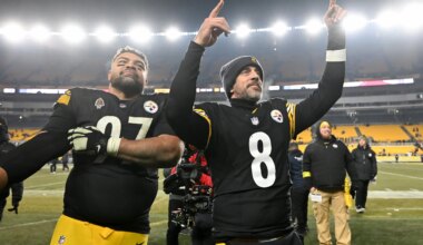 Steelers' Aaron Rodgers said he'd return in 2026, per Terry Bradshaw
