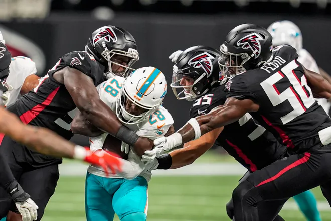 Oct 26, 2025; Atlanta, Georgia, USA; Miami Dolphins running back De'Von Achane (28) runs against the Atlanta Falcons defense during the second half at Mercedes-Benz Stadium. Mandatory Credit: Dale Zanine-Imagn Images