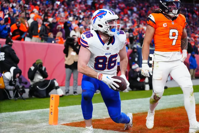 Jan 17, 2026; Denver, CO, USA; Buffalo Bills tight end Dalton Kincaid (86) celebrates after a touchdown against Denver Broncos safety Talanoa Hufanga (9) during the fourth quarter of an AFC Divisional Round playoff game at Empower Field at Mile High. Mandatory Credit: Ron Chenoy-Imagn Images