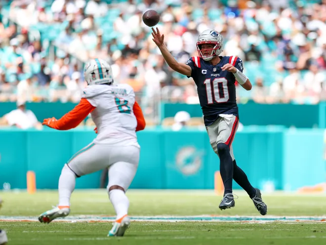 New England Patriots quarterback Drake Maye throws a pass against the Miami Dolphins in the second quarter at Hard Rock Stadium.