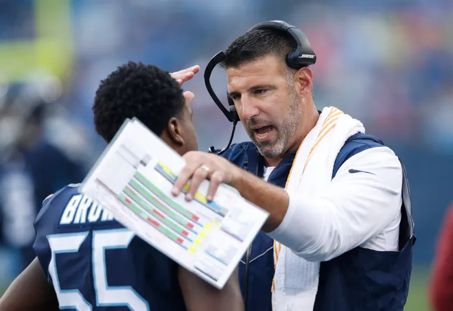 Head coach Mike Vrabel of the Tennessee Titans speaks to Jayon Brown during the first quarter at Nissan Stadium.