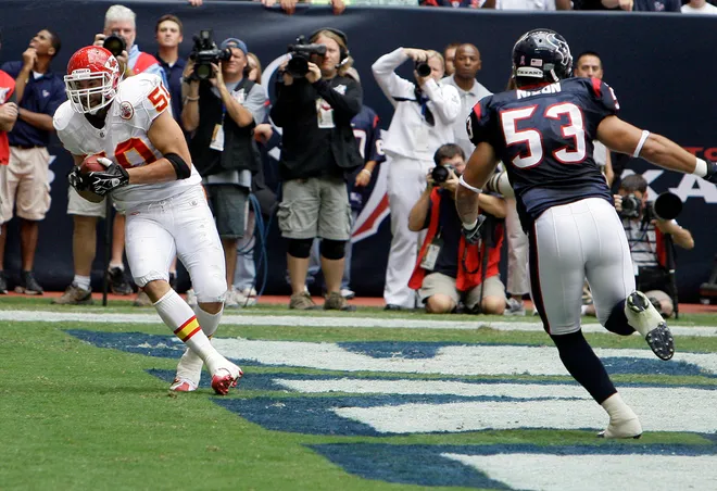 Mike Vrabel of the Kansas City Chiefs scores on a pass in the first quarter.