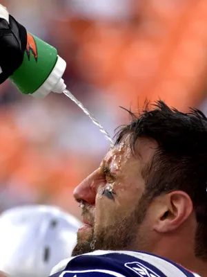 Linebacker Mike Vrabel of the New England Patriots seeks relief from the heat against the Miami Dolphins.