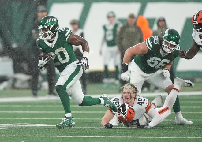 Nov 9, 2025; East Rutherford, New Jersey, USA; New York Jets running back Breece Hall (20) runs past Cleveland Browns linebacker Carson Schwesinger (49) for a second half touchdown at MetLife Stadium. Mandatory Credit: Robert Deutsch-Imagn Images