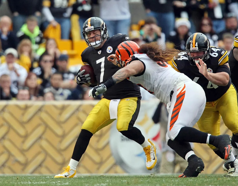 Pittsburgh Steelers quarterback Ben Roethlisberger is sacked by Cincinnati Bengals defensive tackle Domata Peko