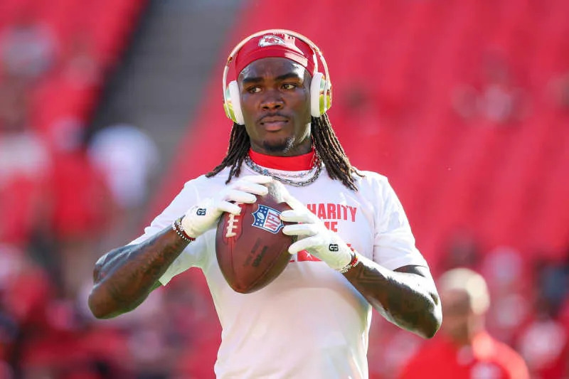 August 22, 2025: Kansas City Chiefs wide receiver Rashee Rice 4 warms up before an NFL, American Football Herren, USA preseason football game against the Chicago Bearsat GEHA Field at Arrowhead Stadium in Kansas City, MO. /CSM Kansas City United States of America – ZUMAc04_ 20250822_zma_c04_022 Copyright: xDavidxSmithx