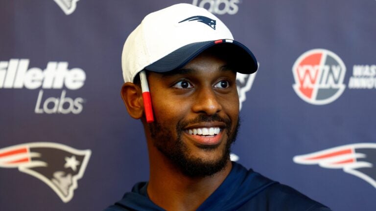 Patriots QBs coach Ashton Grant to stay in New England