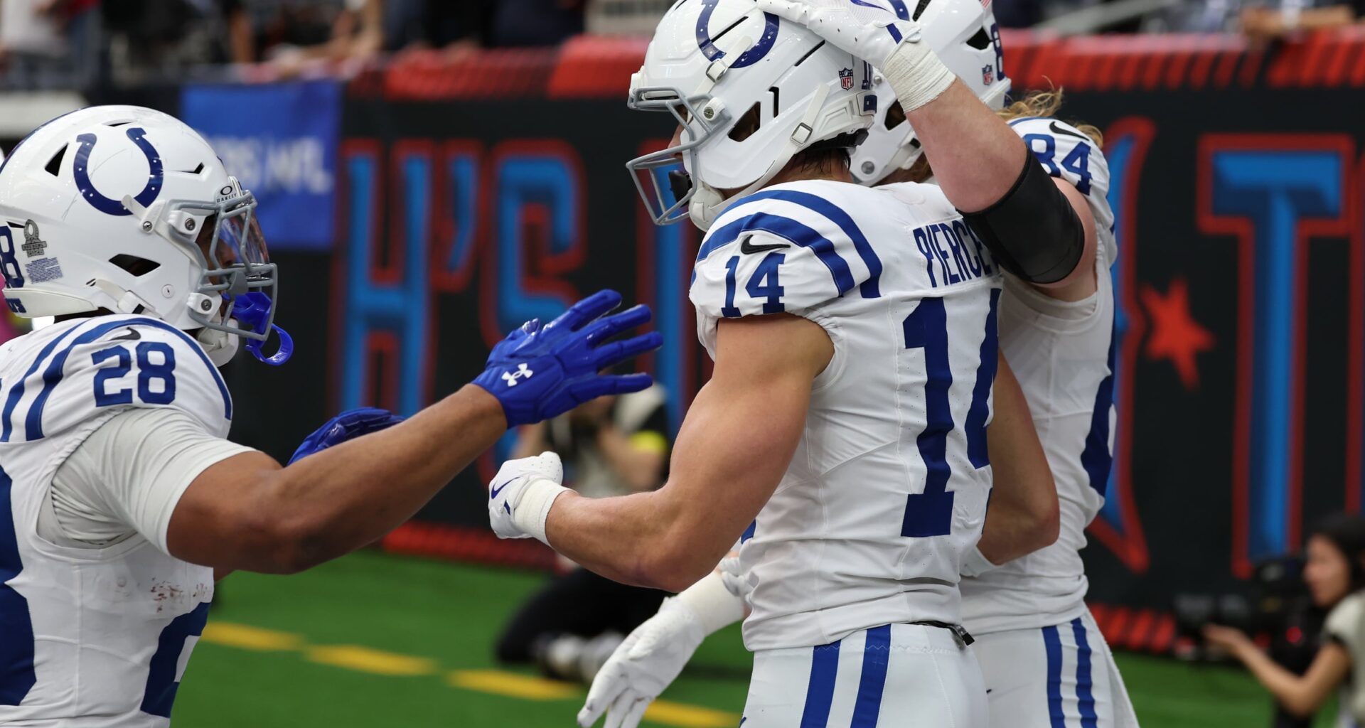 Broncos, Steelers Linked to Colts Free Agent