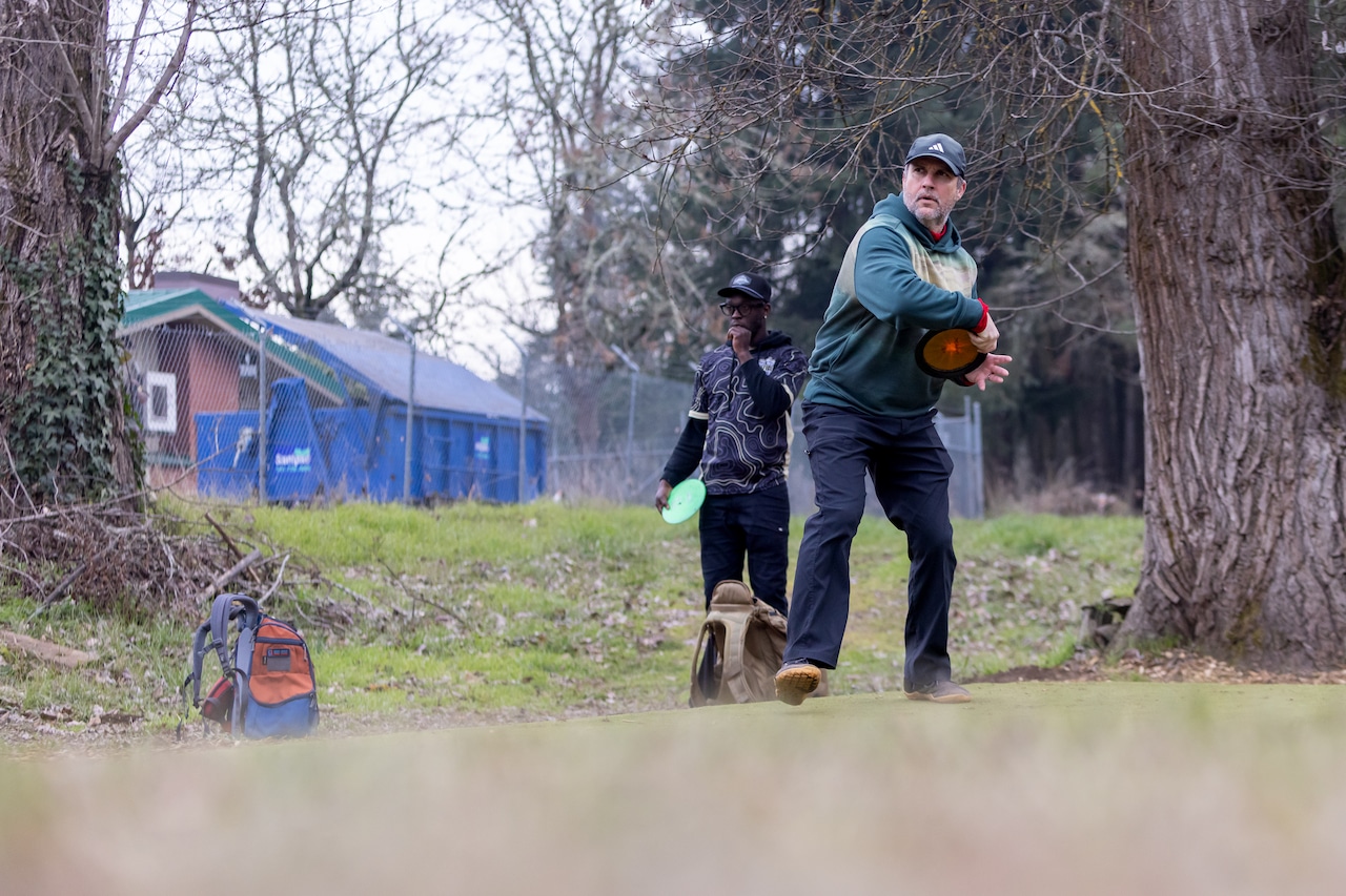 Former Oregon Ducks football star De’Anthony Thomas plays a round of disc golf at Alton Baker Park in Eugene