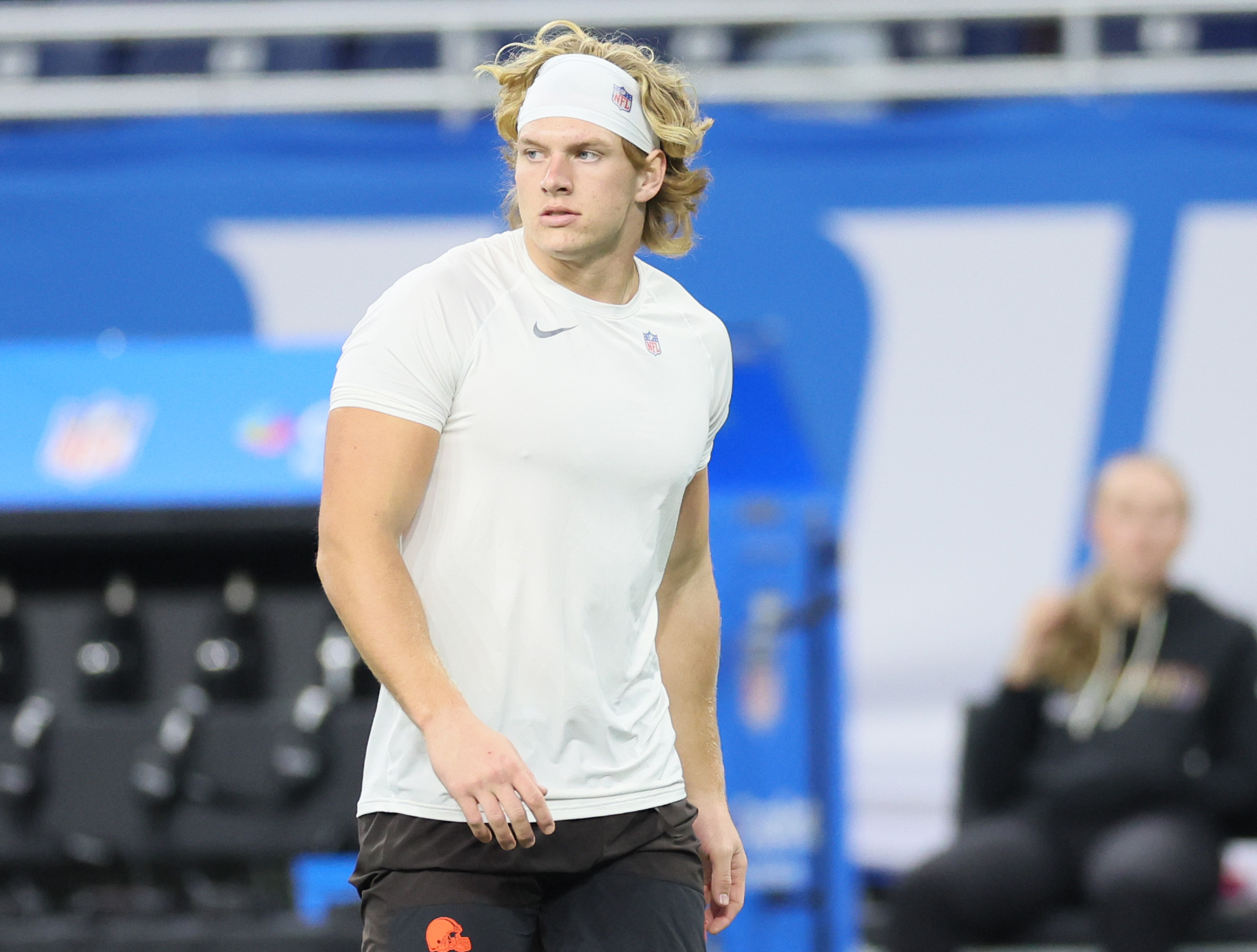 Cleveland Browns linebacker Carson Schwesinger warms up before their game against the Detroit Lions at Ford Field.