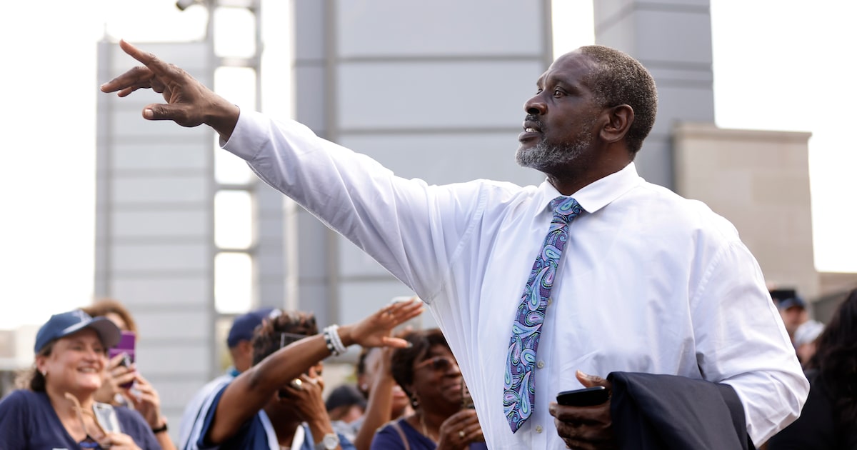 Cowboys legend Nate Newton among former NFL players pardoned by President Trump