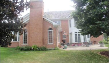 Former Bears offensive coordinator lists Green Oaks home