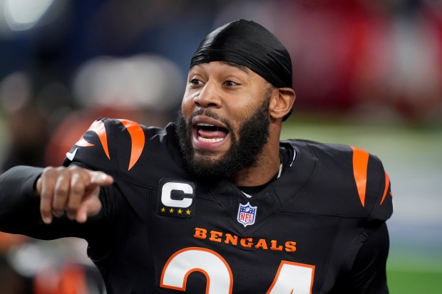Cincinnati Bengals safety Vonn Bell talks with teammates before an NFL football game against the Dallas Cowboys in Arlington, Texas, Monday, Dec. 9, 2024. (AP Photo/Tony Gutierrez)