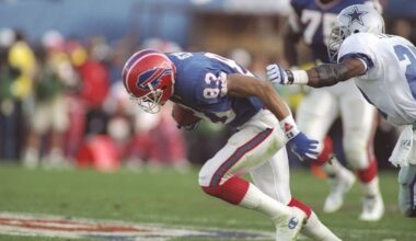 31 Jan 1993: Wide receiver Andre Reed of the Buffalo Bills (right) runs the ball during the Super Bowl XXVII game against the Dallas Cowboys at the Rose Bowl in Pasadena, California. The Cowboys won the game 52-17