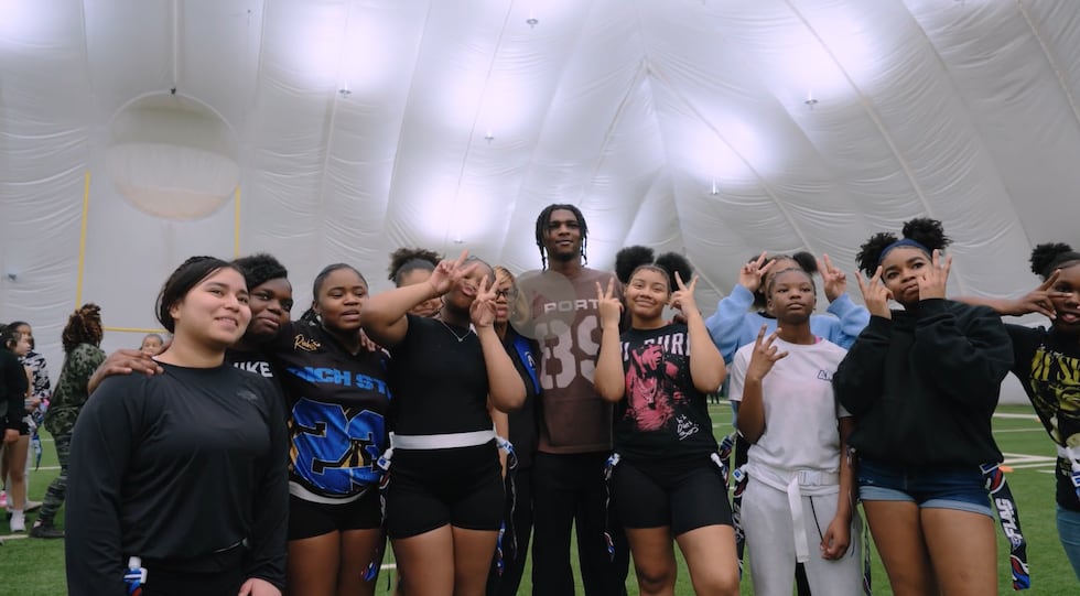Tennessee Titans surprise Metro Nashville middle school girls with new flag football uniforms