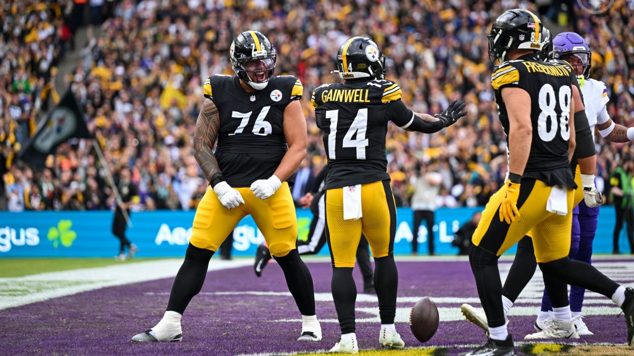 Steelers RB Kenneth Gainwell celebrates a TD in Ireland