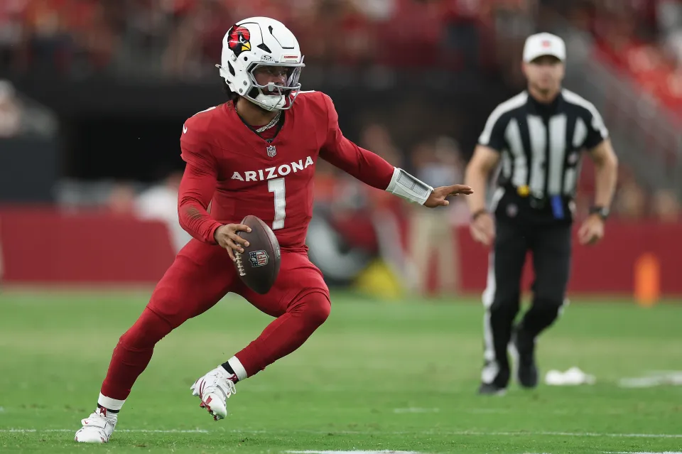 Kyler Muray scrambling with the ball on his right hand