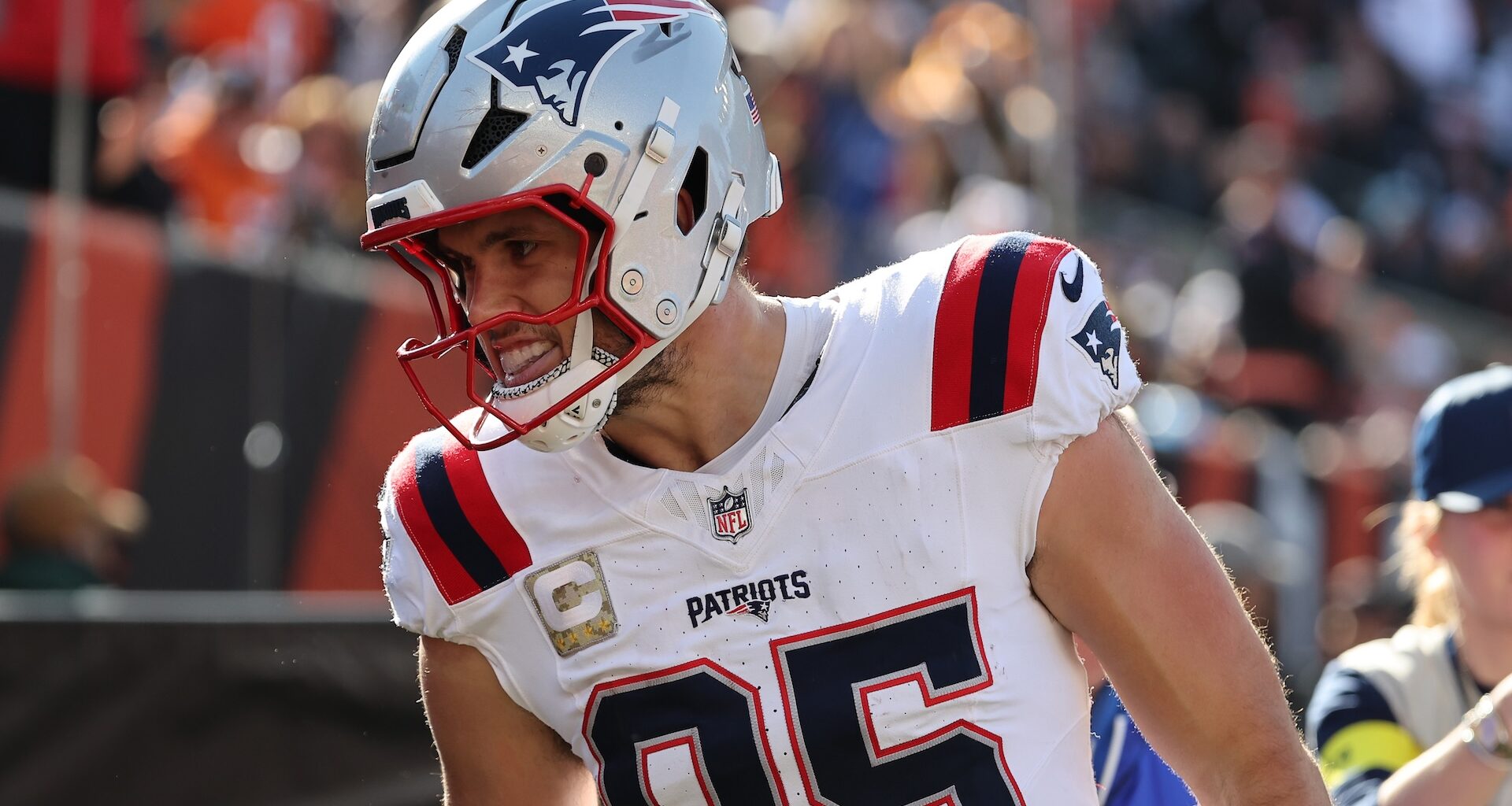 Why Patriots Should Cut Hunter Henry, Sign New Tight End From NFC South