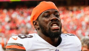 Jeremiah Owusu-Koramoah without a helmet