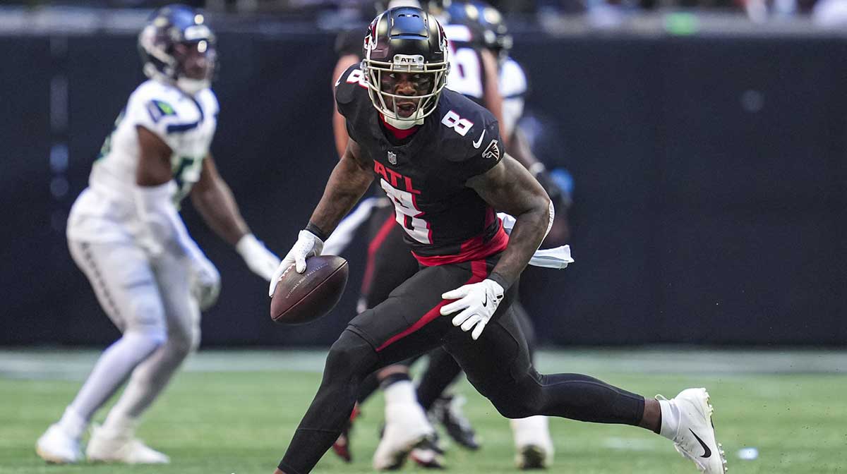 Atlanta Falcons tight end Kyle Pitts (8) in action against the Seattle Seahawks at Mercedes-Benz Stadium.