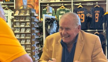 Packers Hall of Famer Jerry Kramer signs copies of his book at Packers Pro Shop