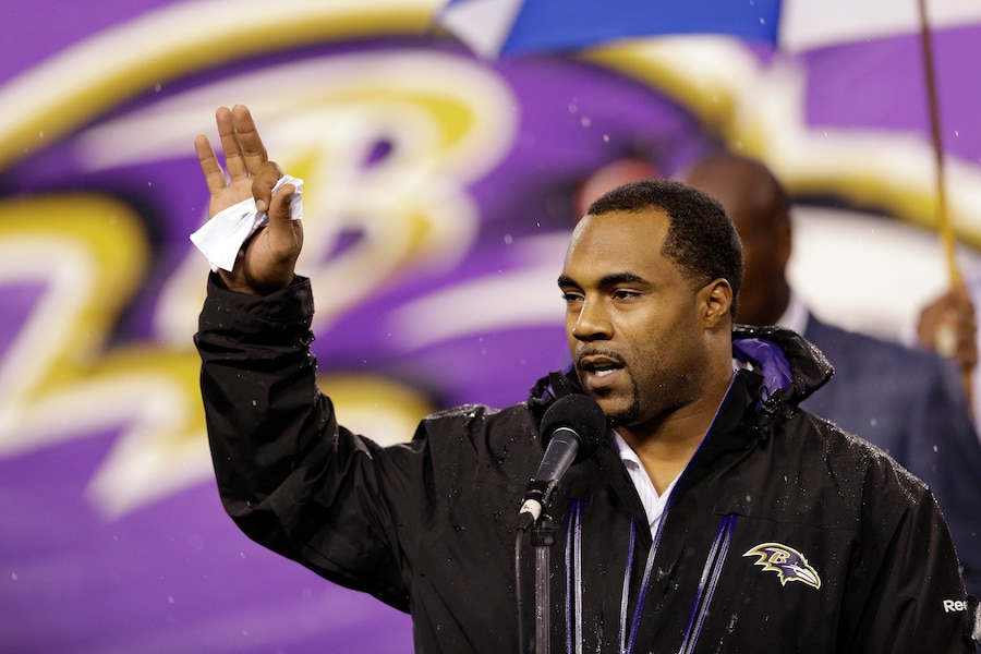 Trump pardons 5 ex-NFLers for crimes, former Ravens player among them