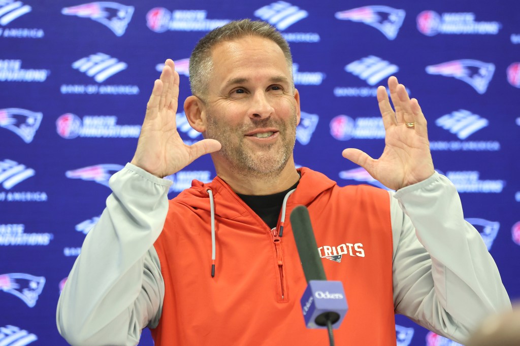 Patriots offensive coordinator Josh McDaniels named assistant coach of the year