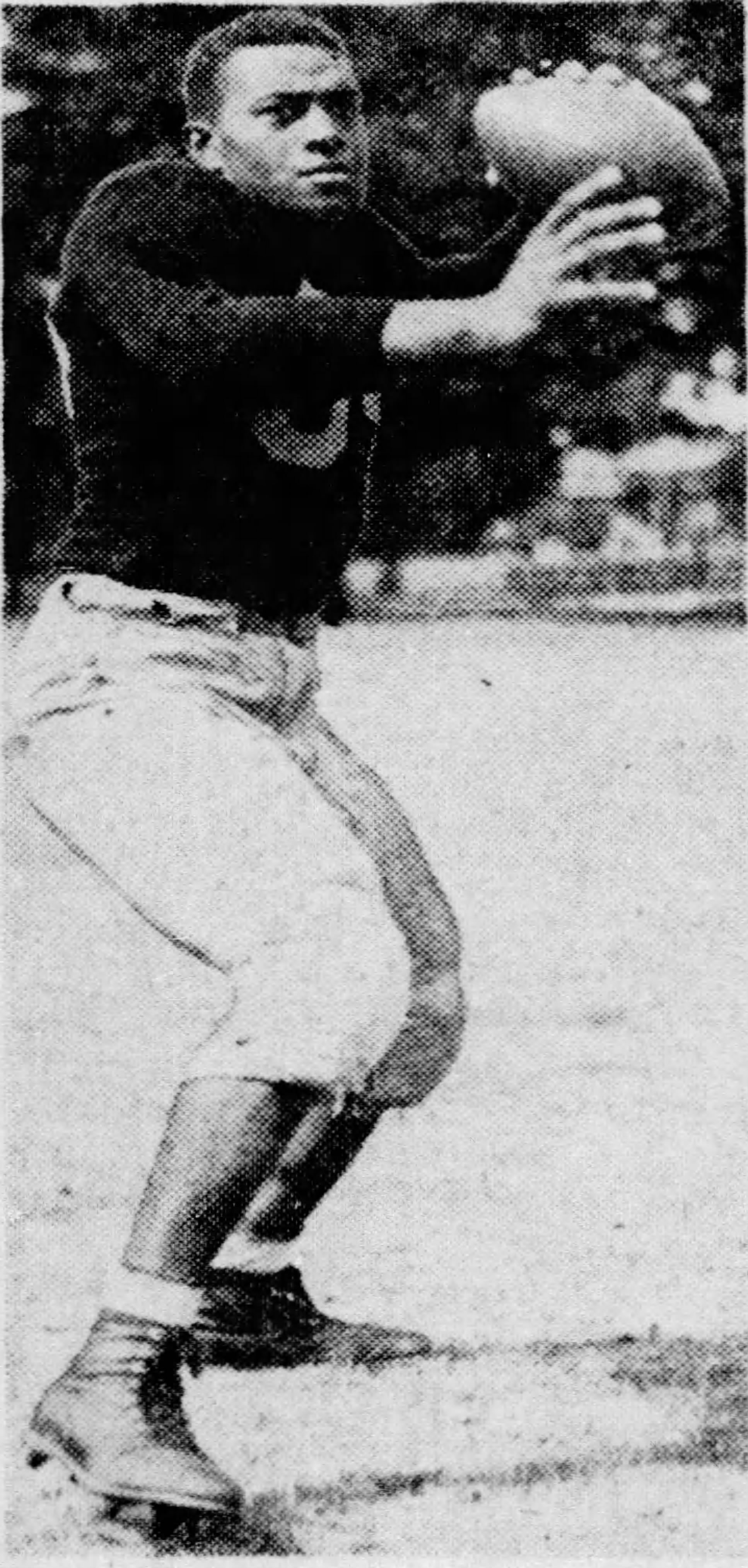Paul Patterson at University of Illinois, a passing halfback. (Des Moines Register, Nov. 1, 1946)