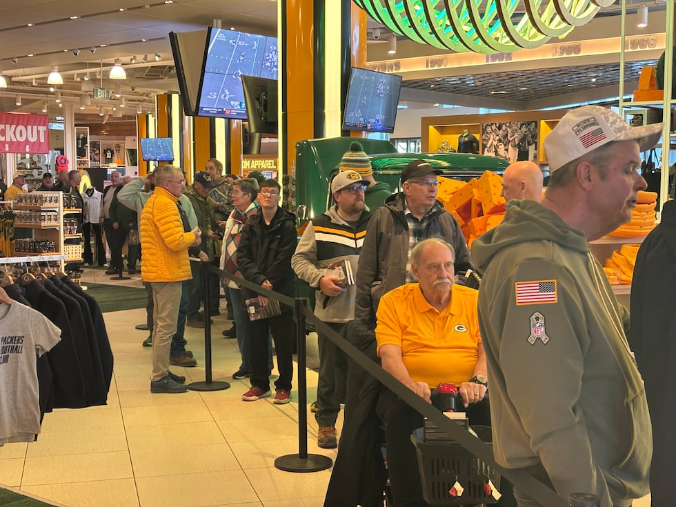 Packers Hall of Famer Jerry Kramer signs copies of his book at Packers Pro Shop