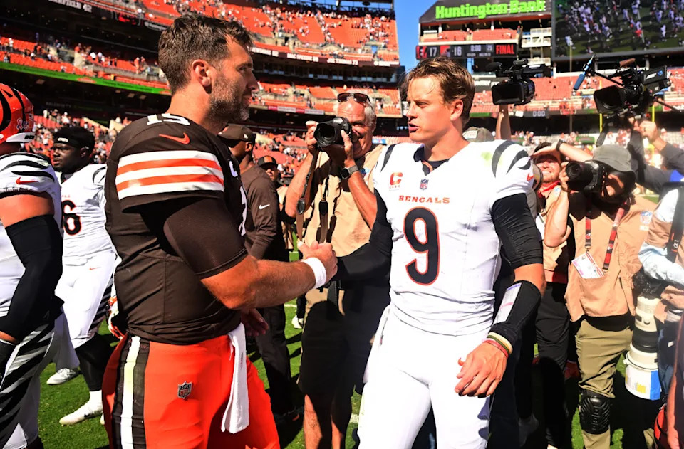 Former Cleveland Browns quarterback Joe Flacco (15) and Cincinnati Bengals quarterback Joe Burrow shake hands after a game.© Ken Blaze-Imagn Images