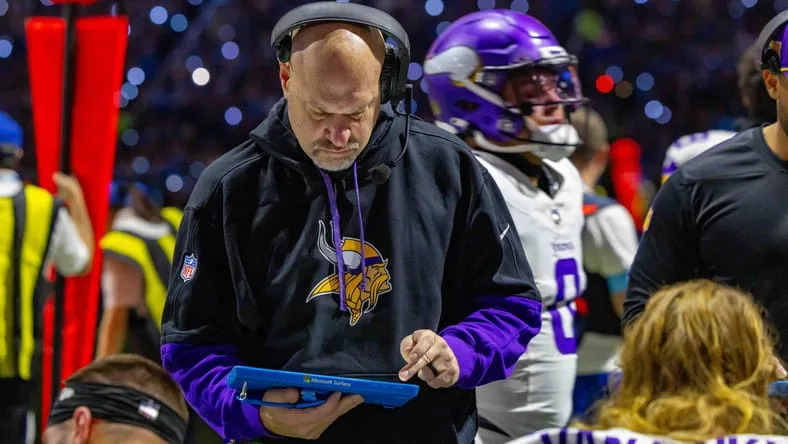 Mike Pettine talking to players on the Vikings bench
