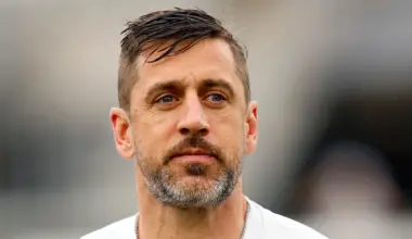 NFL insider suggests who the Steelers should choose as QB between Aaron Rodgers and Malik Willis in 2026