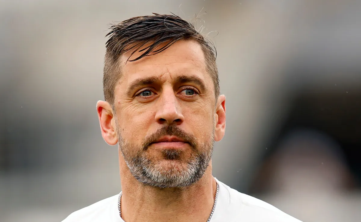 NFL insider suggests who the Steelers should choose as QB between Aaron Rodgers and Malik Willis in 2026