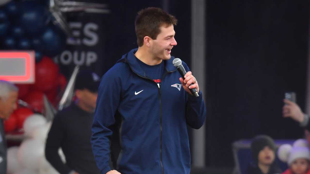 Patriots players, Vrabel hype up fans before Super Bowl