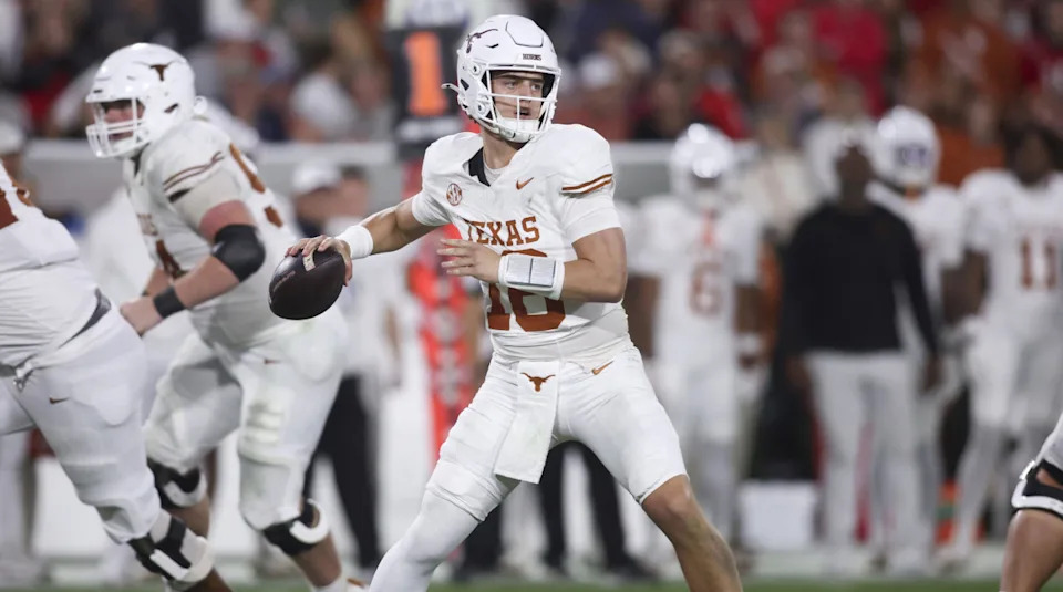 Texas Longhorns quarterback Arch Manning (16) looks to make a pass.© Brett Davis-Imagn Images