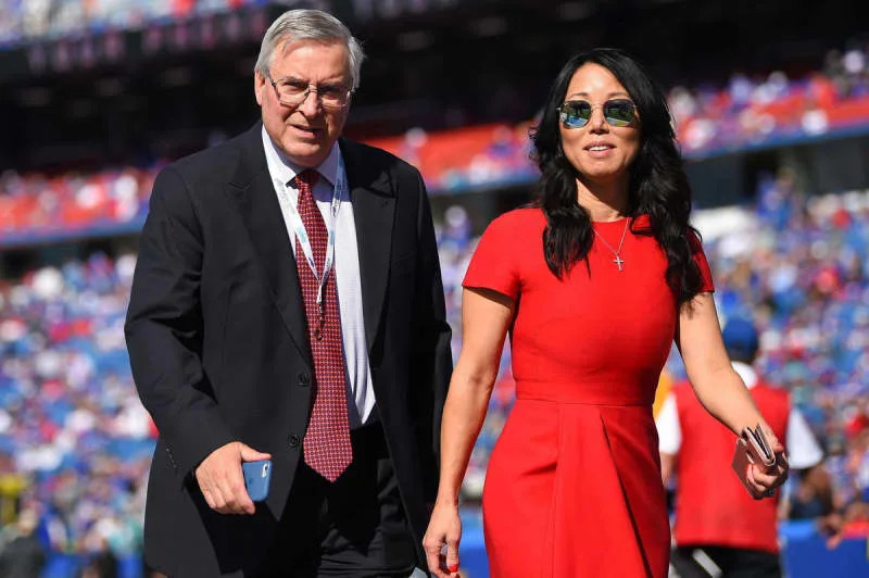 NFL, American Football Herren, USA Miami Dolphins at Buffalo Bills, Oct 20, 2019 Orchard Park, NY, USA Buffalo Bills owners Terry and Kim Pegula walk on the field prior to the game against the Miami Dolphins at New Era Field. Mandatory Credit: Rich Barnes-USA TODAY Sports, 20.10.2019 12:41:48, 13555744, Buffalo Bills, Miami Dolphins, NFL PUBLICATIONxINxGERxSUIxAUTxONLY Copyright: xRichxBarnesx 13555744