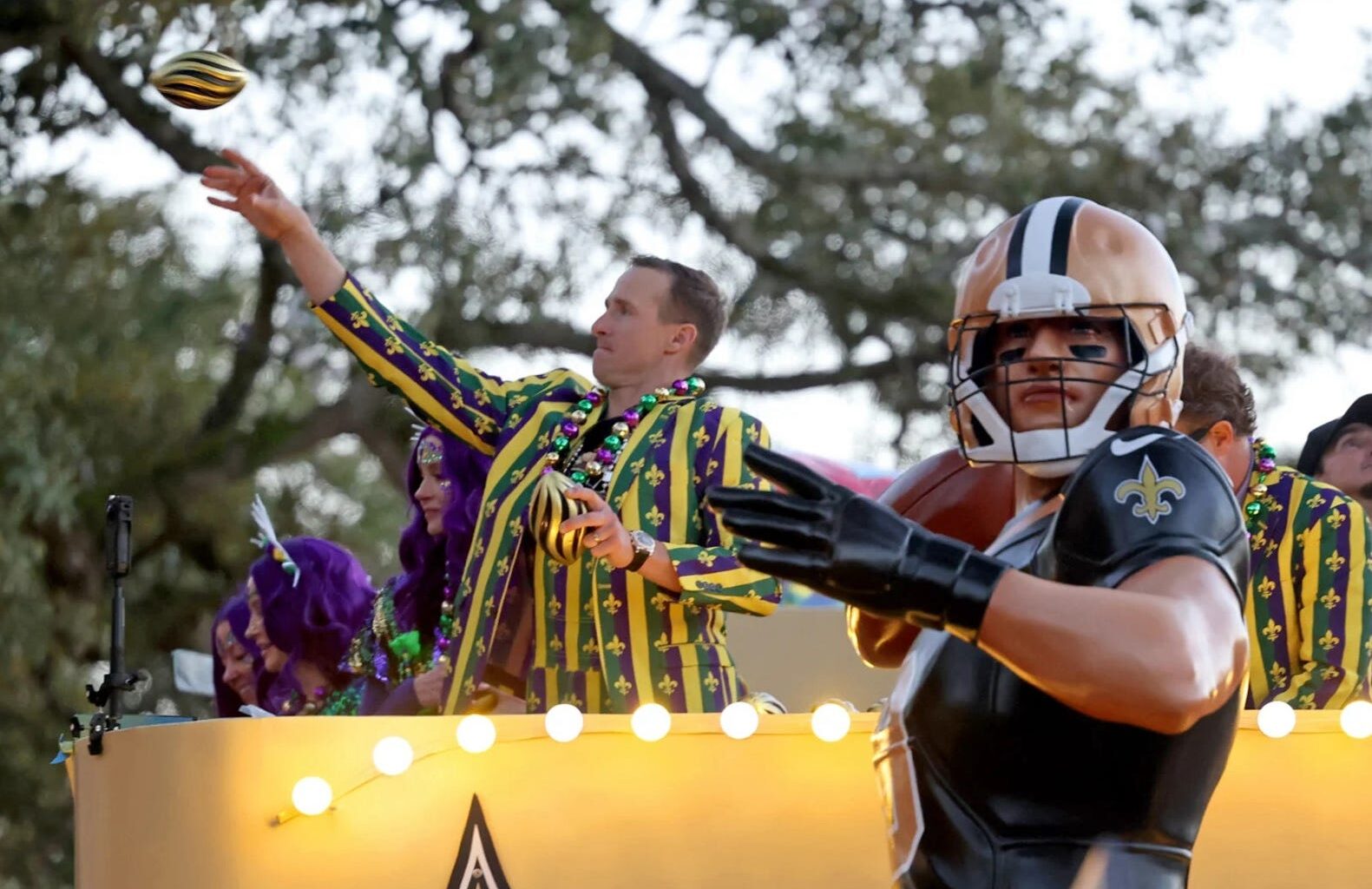 Drew Brees gets HOF Mardi Gras treatment, key to the city