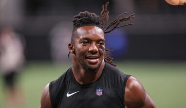 Bijan Robinson warming up with the Falcons