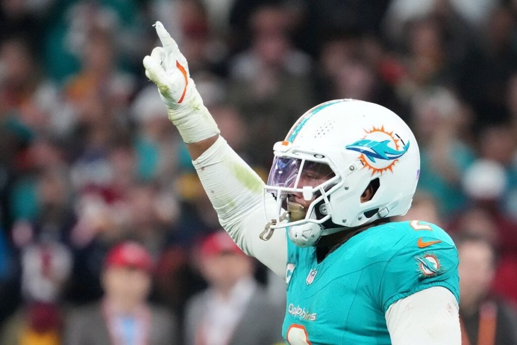 Former Dolphins Olb Bradley Chubb Bucs