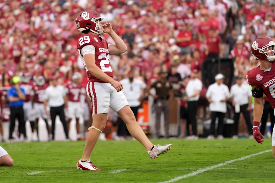 Oklahoma's Tate Sandell watches as he makes a field goal during a college football game between the University of Oklahoma Sooners (OU) and the Auburn Tigers at Gaylord Family à Oklahoma Memorial Stadium in Norman, Okla., Saturday,Sept. 20, 2025. Oklahoma won 24-17.